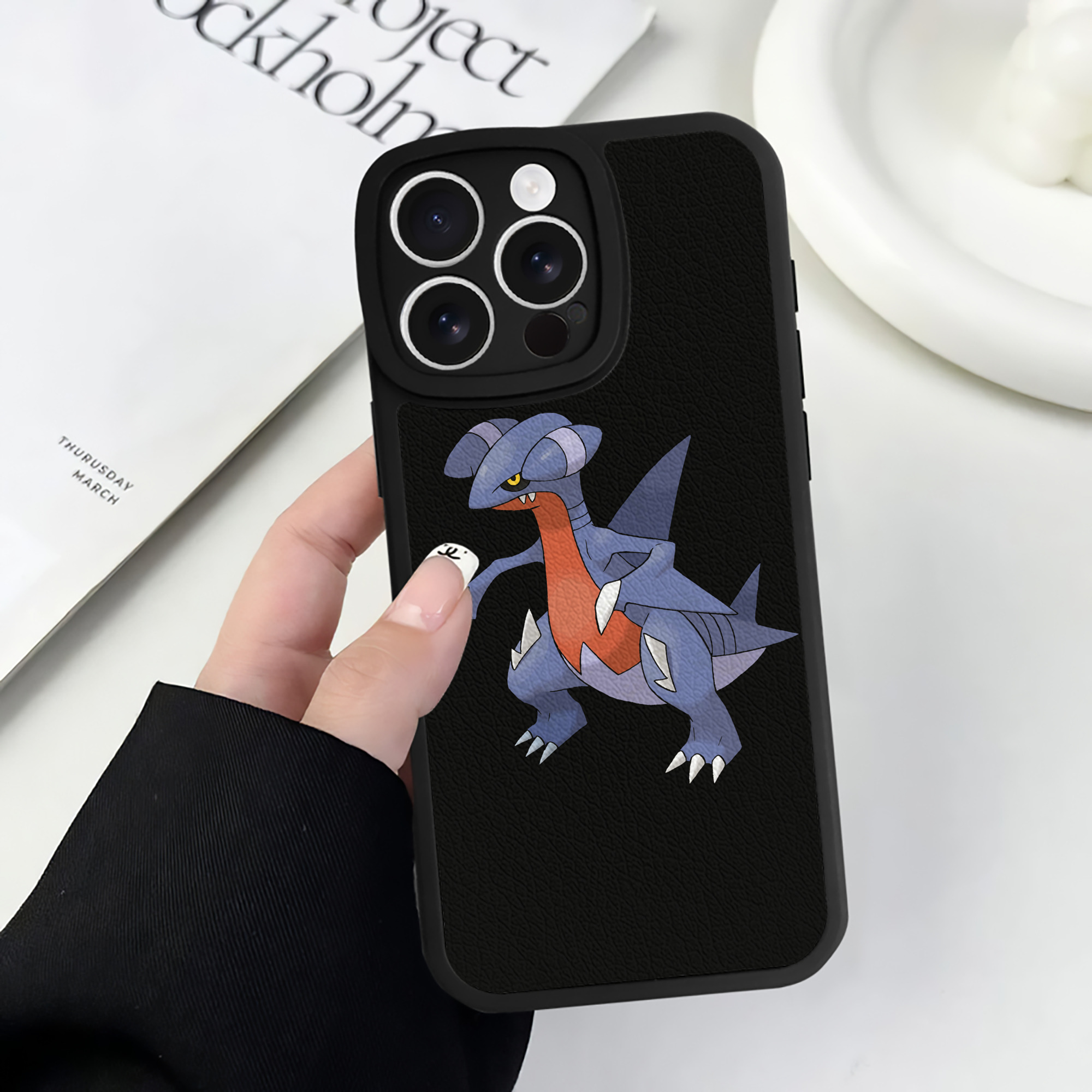 （画像用） ポケットモンスター Pokémon 【iPhone 16シリーズ対応】シリコンスマホケース（レザー調） 材質：シリコン